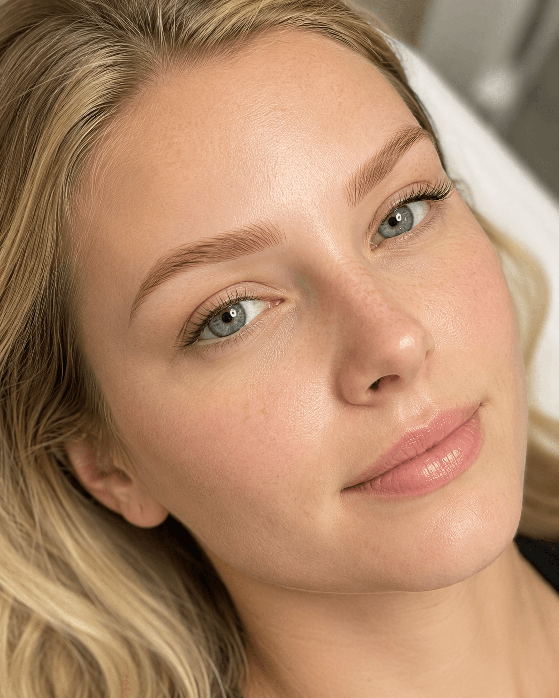 Feathered microblading, golden blonde